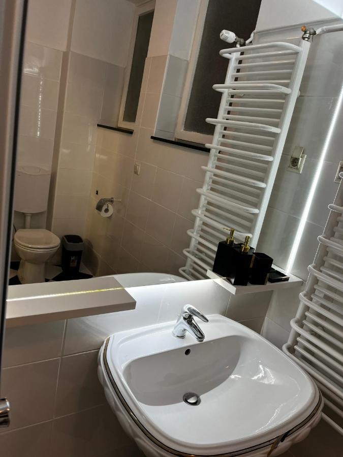 Apartman Gold Maris Apartment คาร์โลวัตส์ ภายนอก รูปภาพ