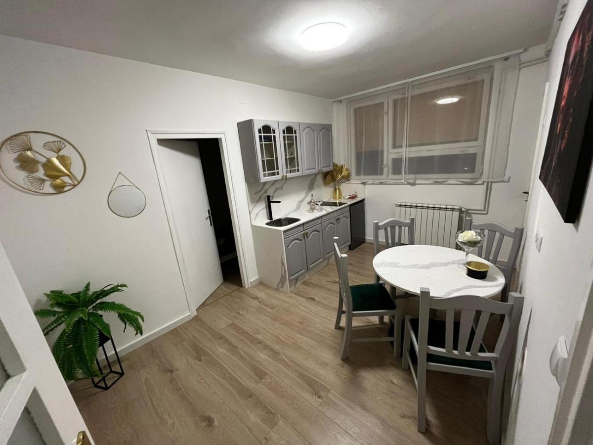 Apartman Gold Maris Apartment คาร์โลวัตส์ ภายนอก รูปภาพ