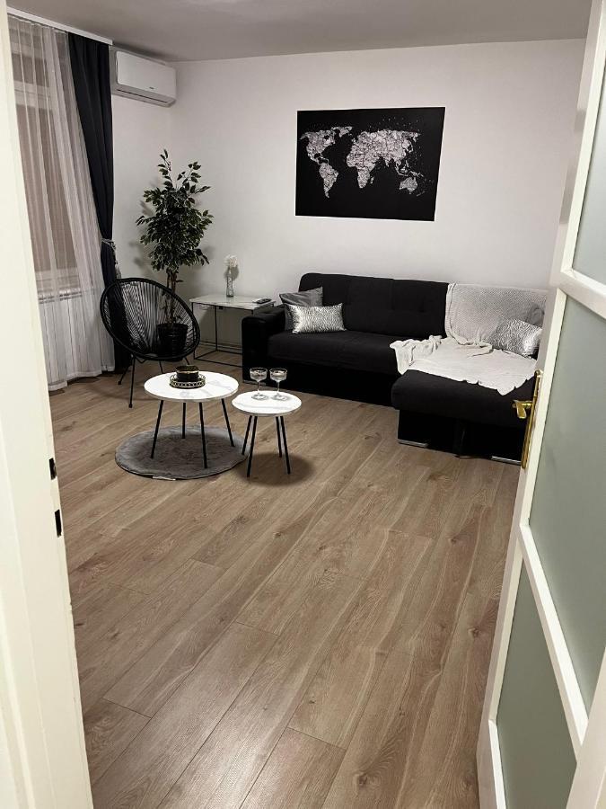 Apartman Gold Maris Apartment คาร์โลวัตส์ ภายนอก รูปภาพ